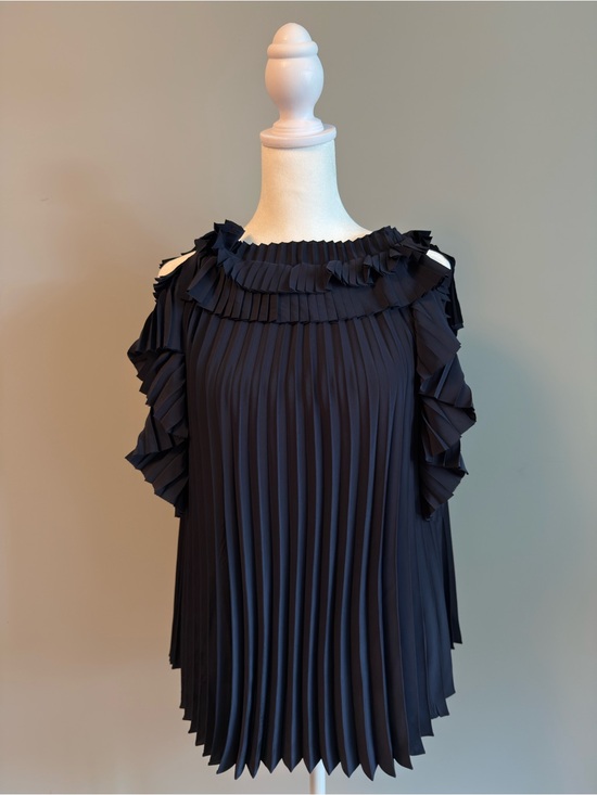 PAROSH Tops - P.A.R.O.S.H. Pleated Cold-Shoulder Ruffle Blouse in Navy color